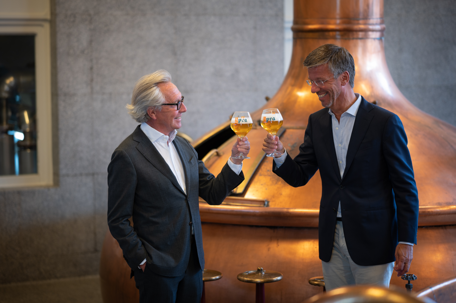 Edouard Vermeulen en Omer Jean vander Ghinste proosten met Ypra