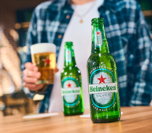 Heineken Silver flesjes op de bar met een man erachter