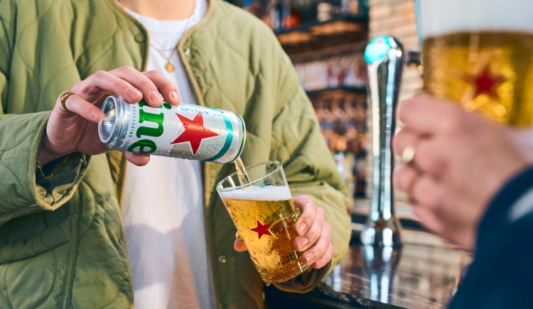 Heineken Silver schenken uit blik