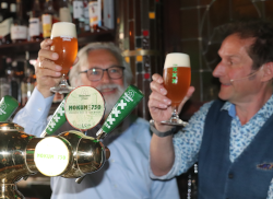 Heineken meesterbrouwer Willem van Waesberghe en kroegbaas proosten met mokum750 bier