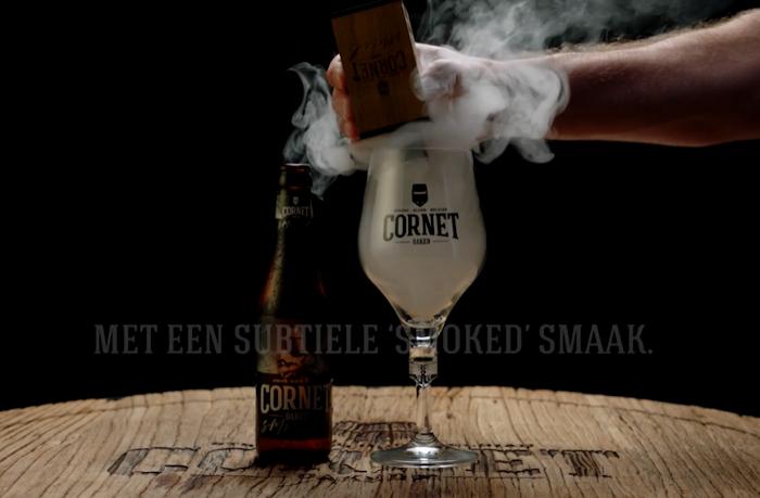 Uniek Serving Ritual bij Cornet Smoked waarbij rook in het glas wordt gedaan en het bier vervolgens wordt ingeschonken