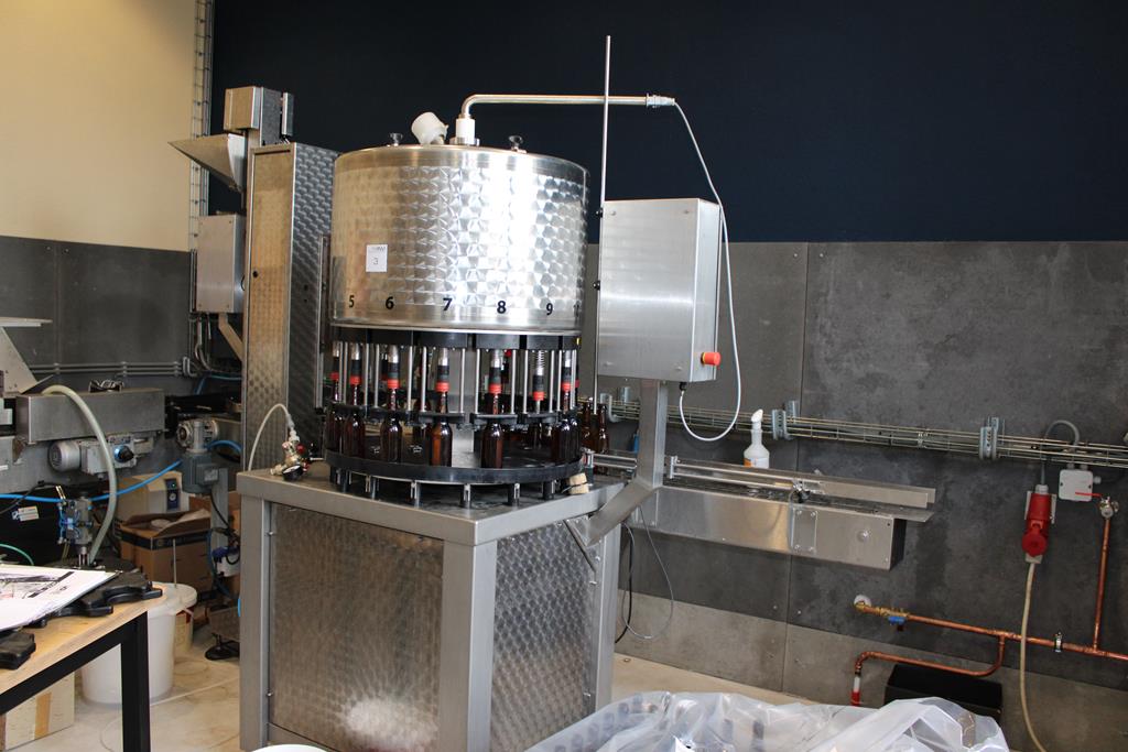 Twee grote RVS gistingstanks van 1200 liter opgesteld bij de ramen van de brouwerij