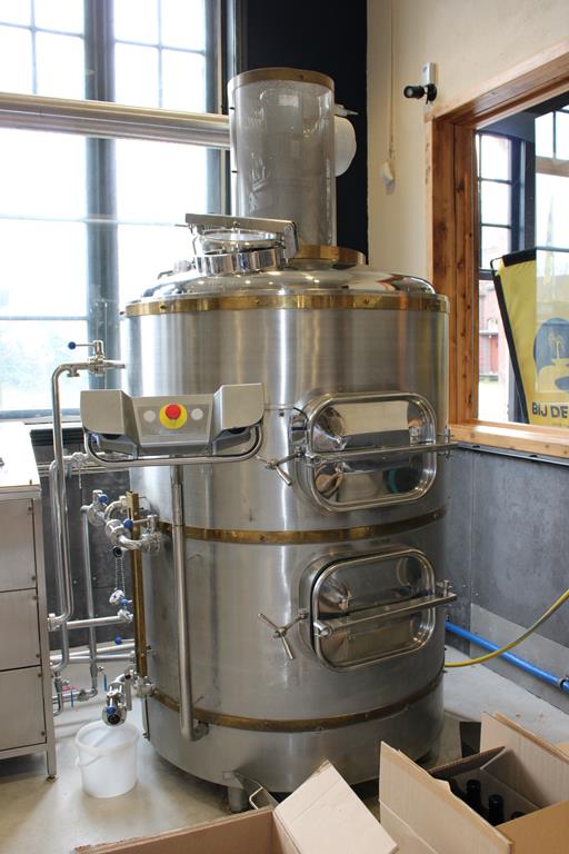 Kleinere RVS gistingstanks en de moutmolen Engl Machinen in de brouwerij van 't Krut
