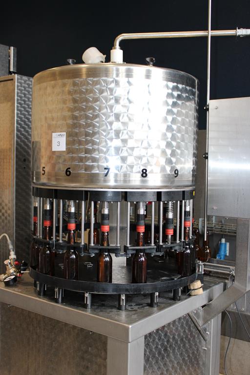 Overzicht van de volledige brouwinstallatie in de ruime hal van het voormalige klooster in Son en Breugel