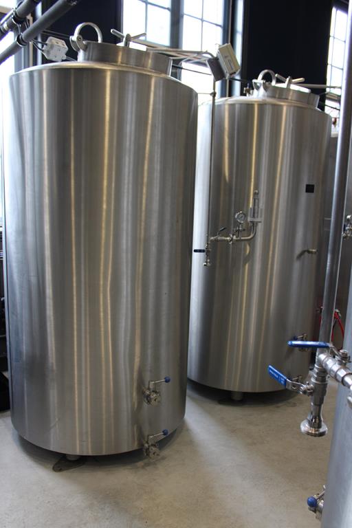 De rondlopende flessenafvulmachine met bruine bierflesjes in de brouwerij van 't Krut