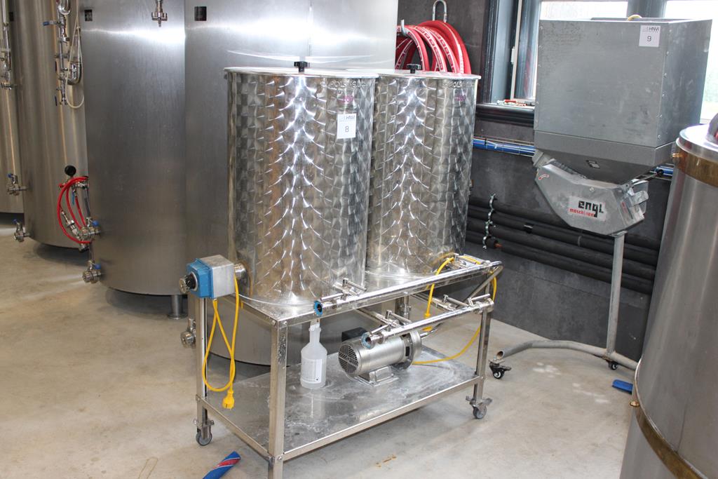 Detailopname van de kookketel van het LABU BRAU brouwhuis met goudkleurige accenten