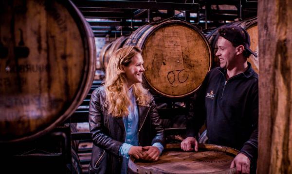 Anne Stokvis en brouwer Will met Bourbonvaten