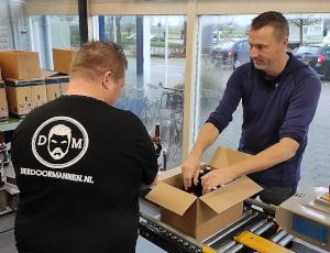 Flesjes van Bier door Mannen in de doos 