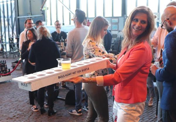 bier en genever bols komt met een biertje