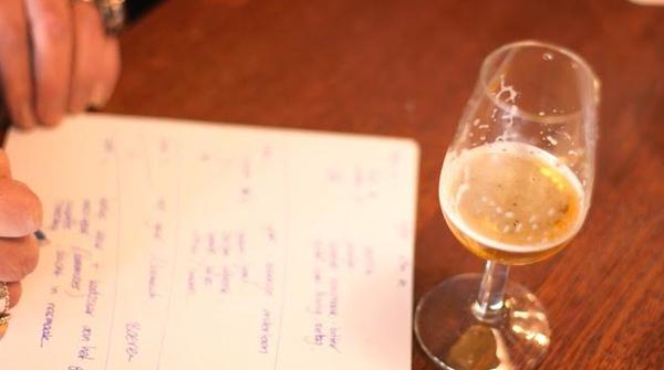 Bier proeven en aantekeningen maken