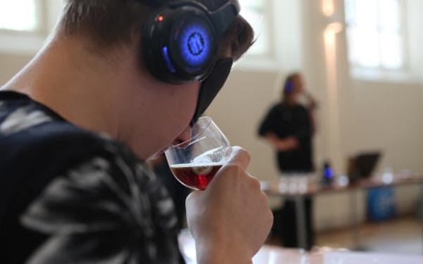 Bier proeven tijdens het Nederlands Bierproeffestival in Den Haag