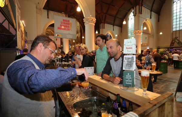 Bier schenken op bierproeffestival