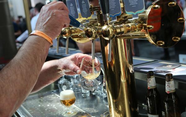 Bier tappen tijdens Week van het Nederlandse bier 2019