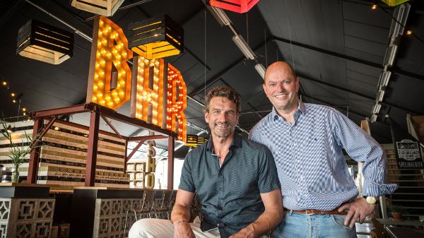 Oprichters van Bierderij Waterland in het proeflokaal