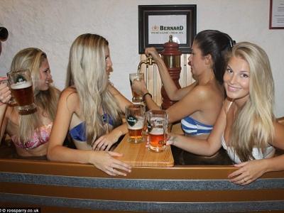 Meisjes in een bierspa