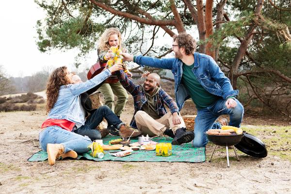 Blikjes La Chouffe tijdens een picknick