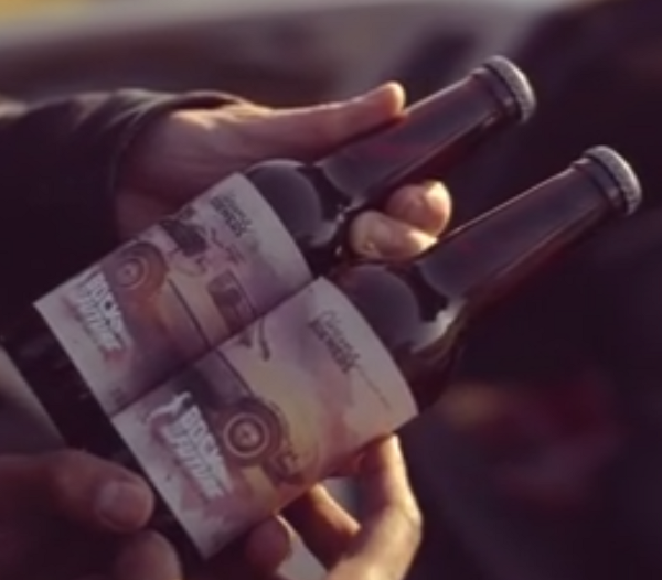 Bock to the future de twee flesjes met de complete DeLorean