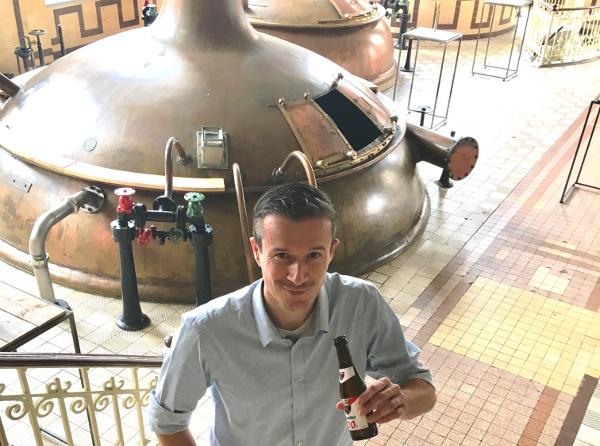 De Schutter van AB InBev voor een oude brouwketel