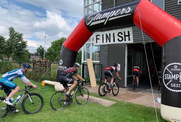 Wielrenners koersen de brouwerij binnen!