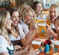 Duitse meisjes drinken bier