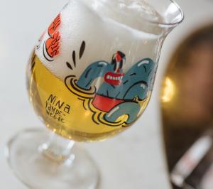 Duvel glas met het ontwerp van Nina Vandeweghe
