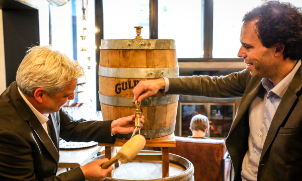 Aanslaan van een Gulpener biervat door Eric Geurts en Jan Paul Rutten