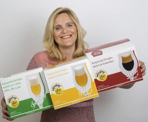 Fiona de Lange met de Enjoing Beer glazen