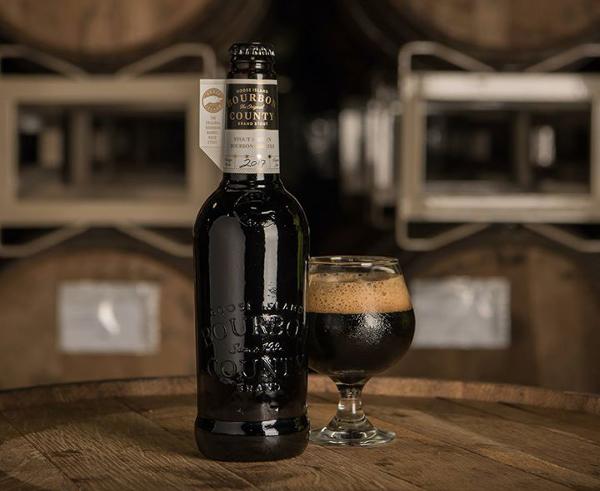 Fles van Goose Island Bourbon County Brand Stout op een barrel