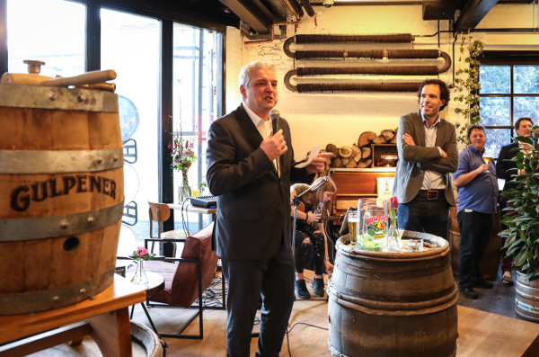 Gedeputeerde Eric Geurts spreekt over Gulpener Brouwlokaal