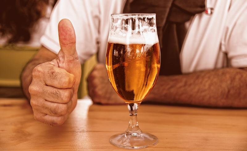 Glas bier duim omhoog
