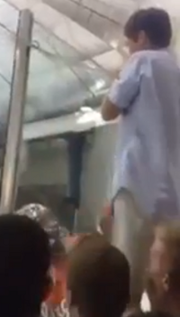 Ijshockey goalie krijgt bier aangereikt uit het publiek