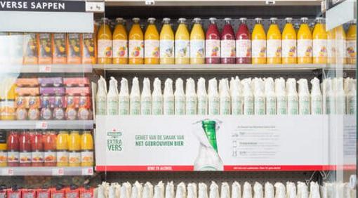 Heineken in de koeling in de supermarkt