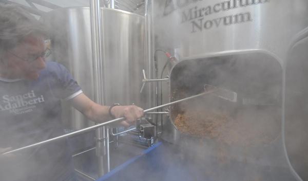 Hete bostel wordt uit de klaringskuip geschept