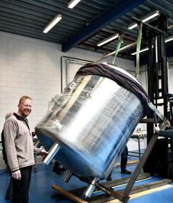 Installatie van nieuwe tanks bij Muifelbrouwerij