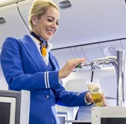 KLM stewardess tapt Heineken bier