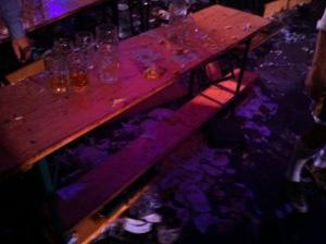 Kapotgeslagen bierpullen en borden