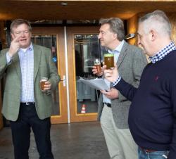 Henri, Fedor en Peter drinken een Luik