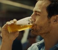 Man drinkt Jupiler van AB InBev