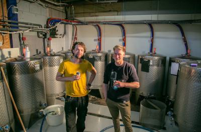 Mannen staan bij de brouwketels