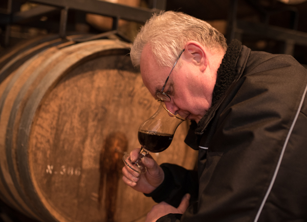 Meesterbrouwer Gerard van Hertog Jan proeft Grand Prestige Vatgerijpt