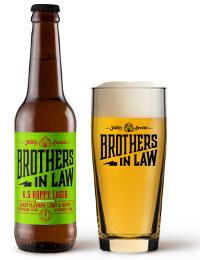 Hoppy Lager van Brothers in Law flesje en glas