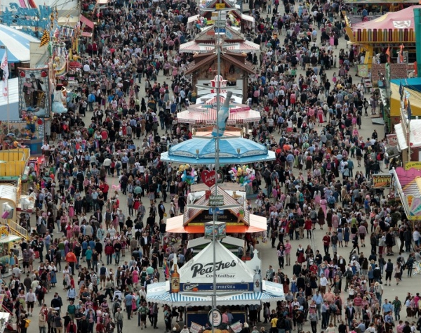 Oktoberfest kraampjes en bezoekers