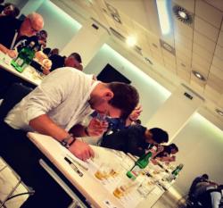 Pepijn van der Waa in actie tijdens het WK Biersommelier 2019