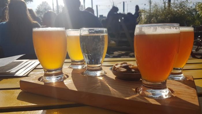 Proefplankje speciaalbier op het terras