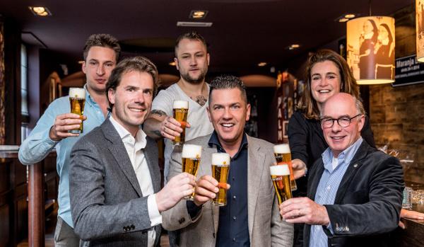 Proosten met Swinckels Superior Pilsner