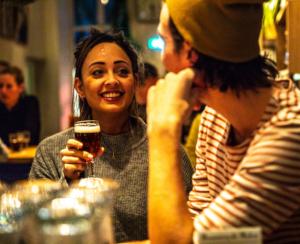 Proosten tijdens het Streekbierfestival //  Fotograaf: Marleen Stoker