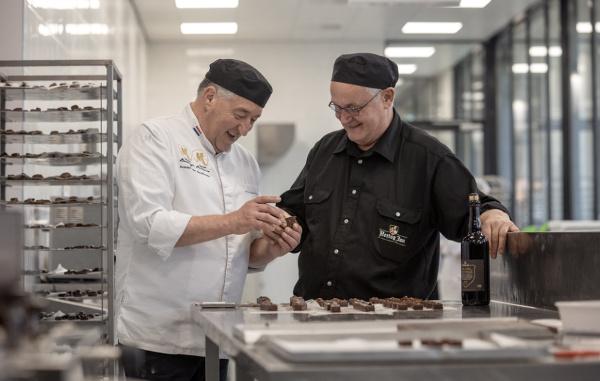 Robert van Beckhoven en Gerard van den Broek met Grand Prestige bonbons