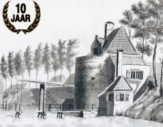 Schoolpoort Delft op het etiket van Delfts Poorter