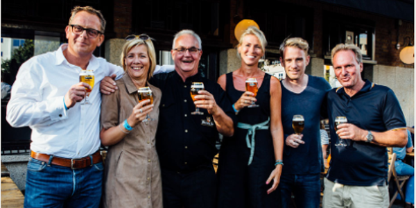 Stichting Geniet & Geef in 2016 met Gerard van den Broek van Hertog Jan