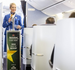 Tap-trolley door Heineken en KLM